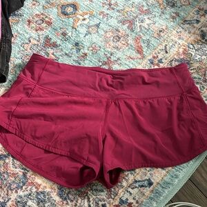 Burgundy 2.5” lulu speed up shorts